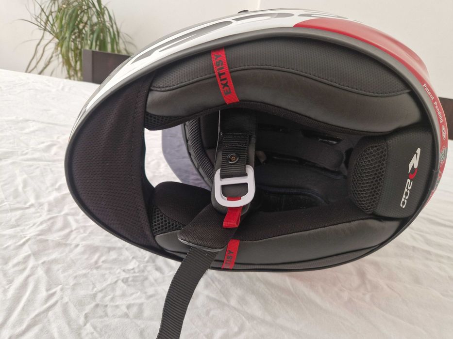 Capacete ROOF RO200 em carbono, tamanho M, pesa apenas 1090g