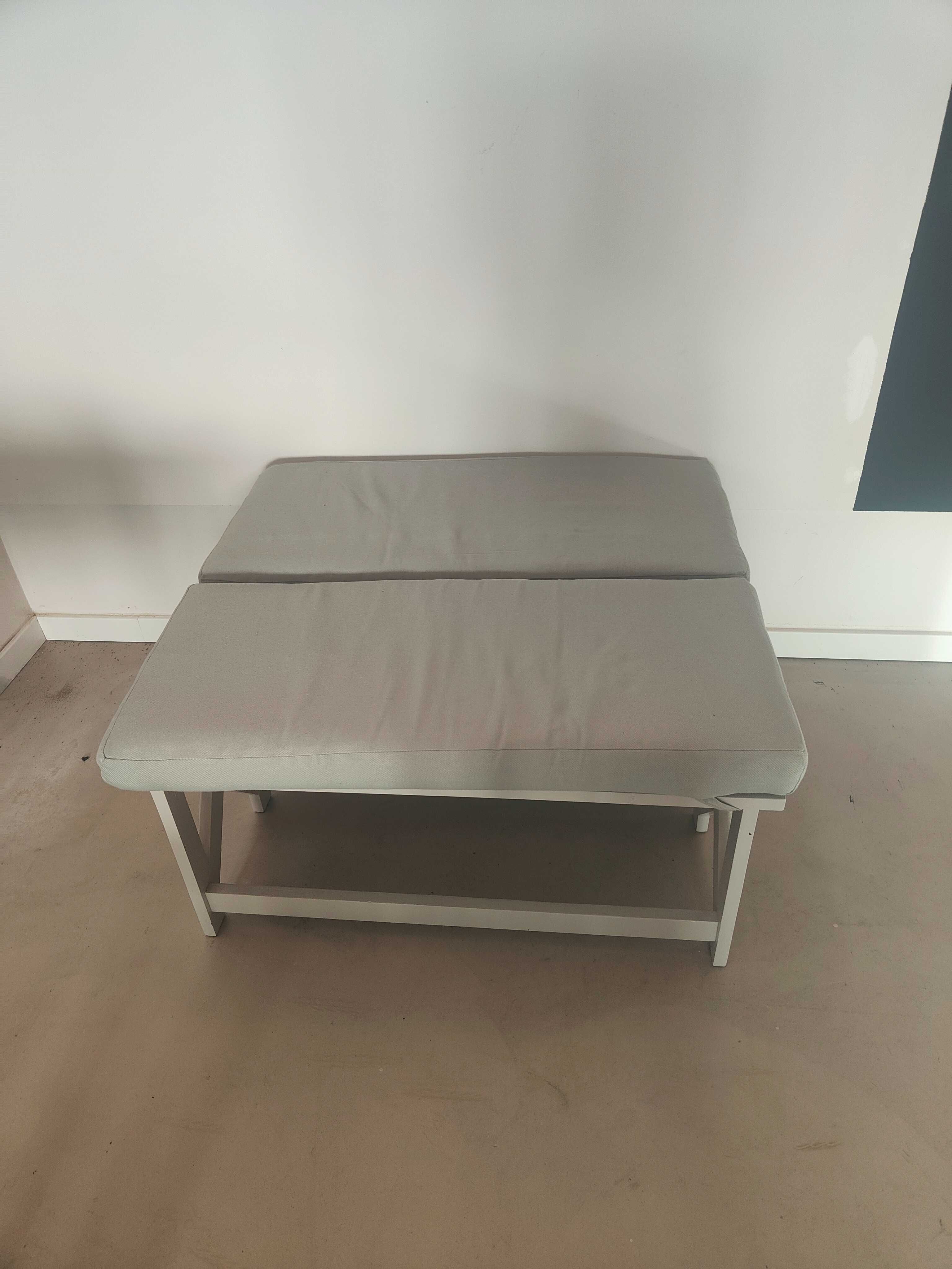 Mesa em bom estado com 2 bancos com almofadas - até 6 pessoas