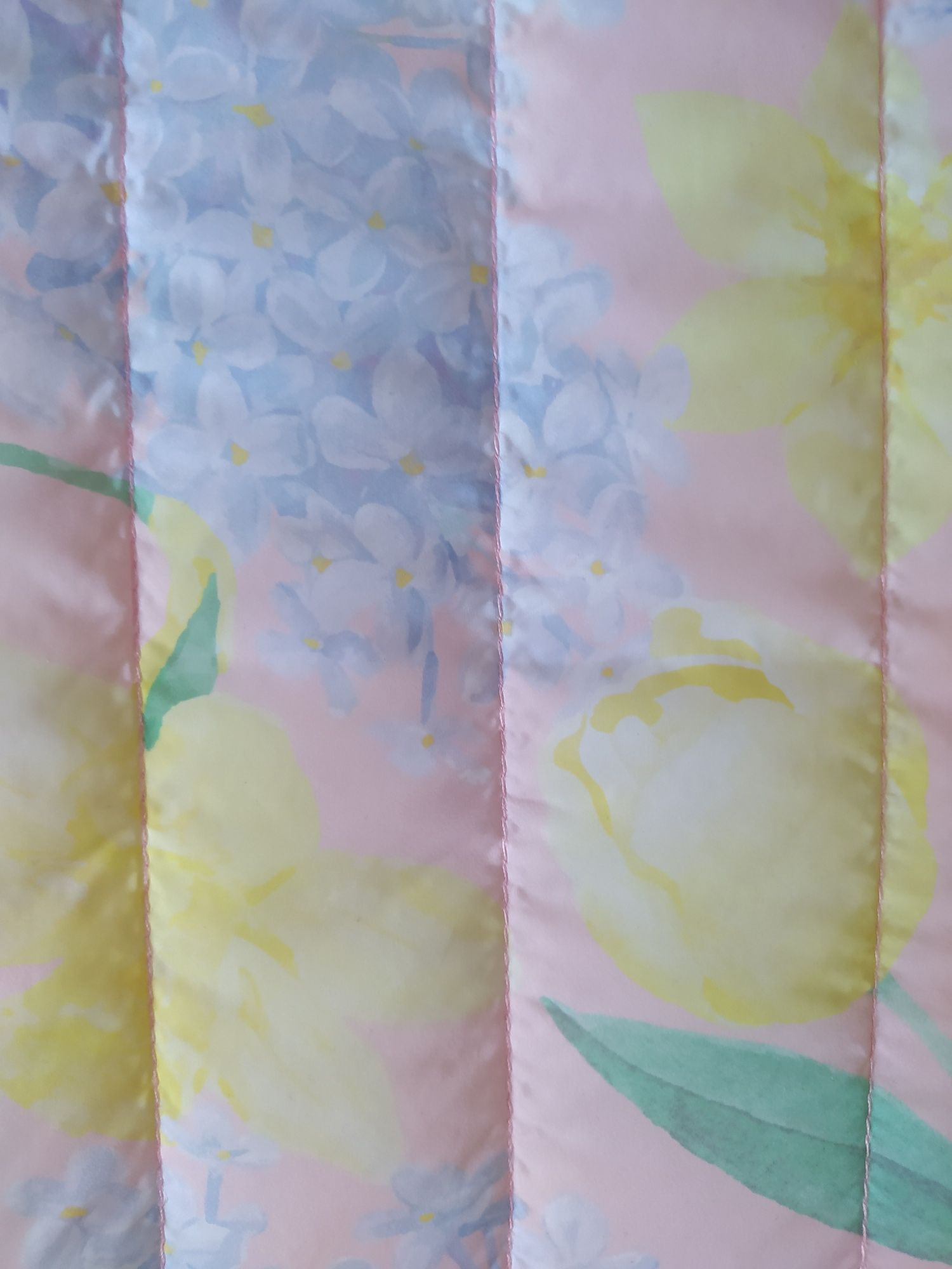 Etui na laptopa w pastelowych kolorach, kwiecisty print, bez, lilak