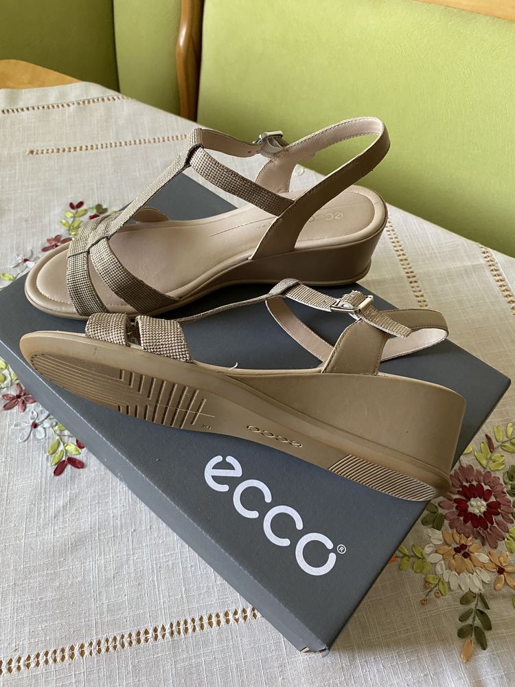 Продаются босоножки женские ECCO.