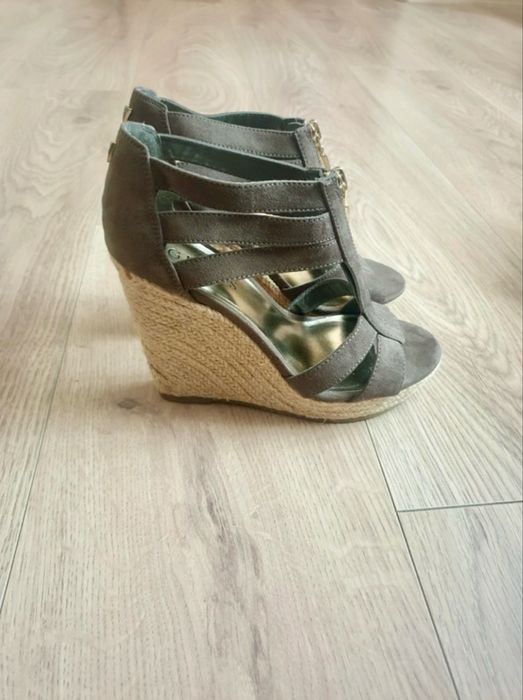 Sandały na koturni Guess r36