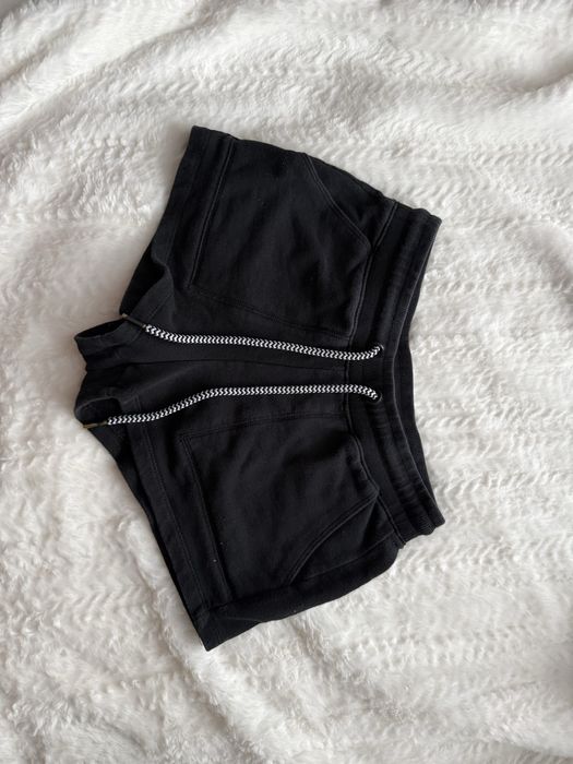 krótkie czarne spodenki