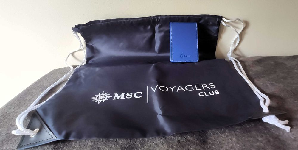 Saco MSC + Bloco notas MSC + Caneta Abu Dhabi