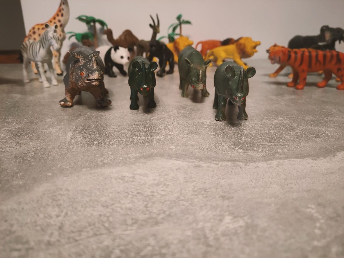 Paczka zabawek/figurek dzikich afrykańskich zwierząt