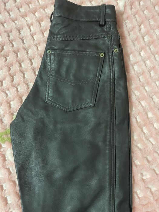 Calças castanhas em pele