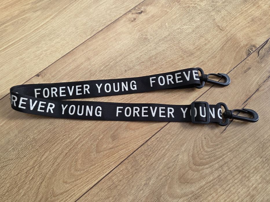 Pasek czarny regulowany do torebki z białym napisem Forever Young