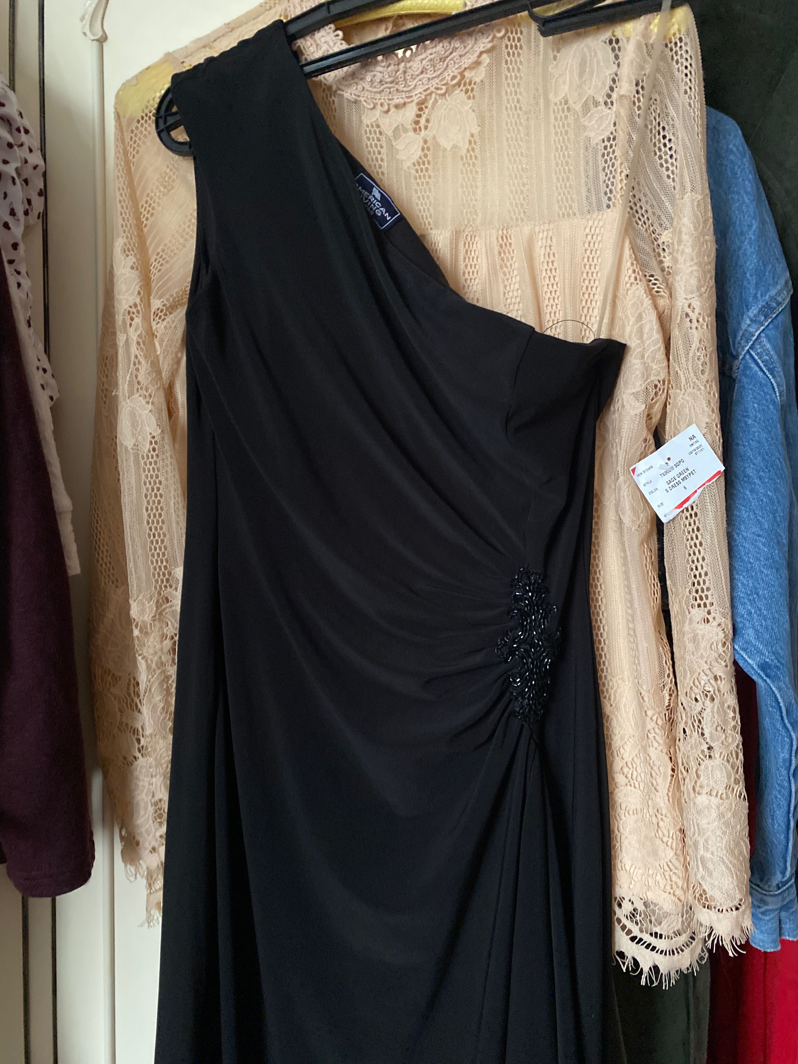 Sukienka American living czarna asymetryczna na jedno ramię