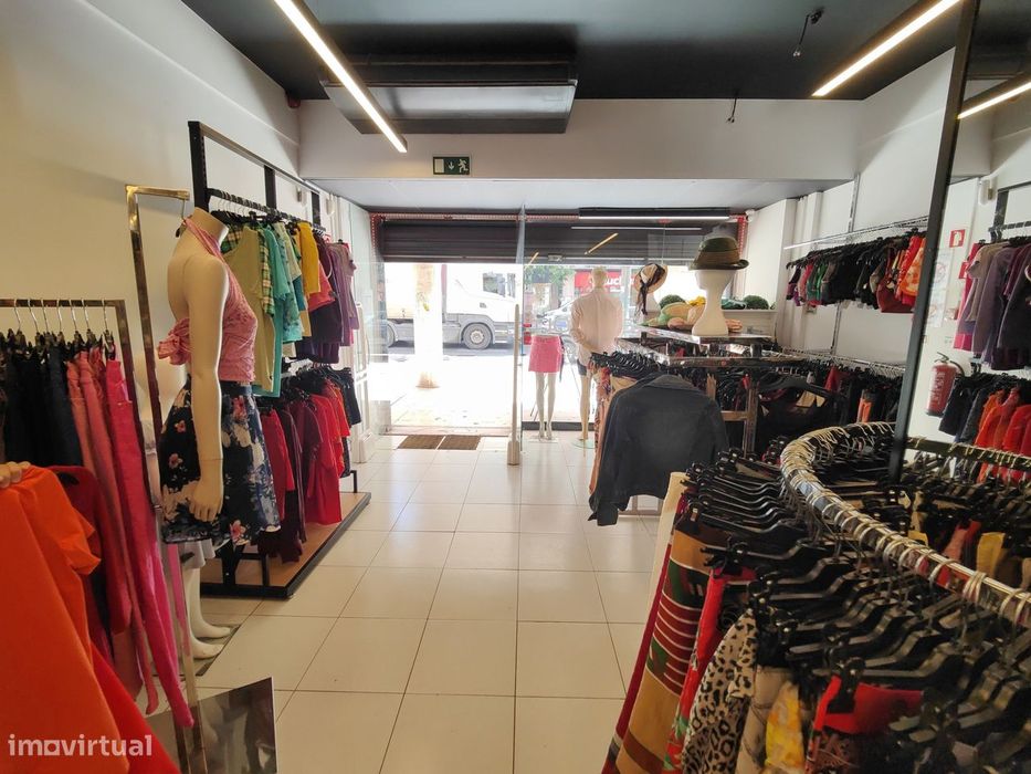 grande montra; Loja à saída do Metro; Av. Alm. Reis;