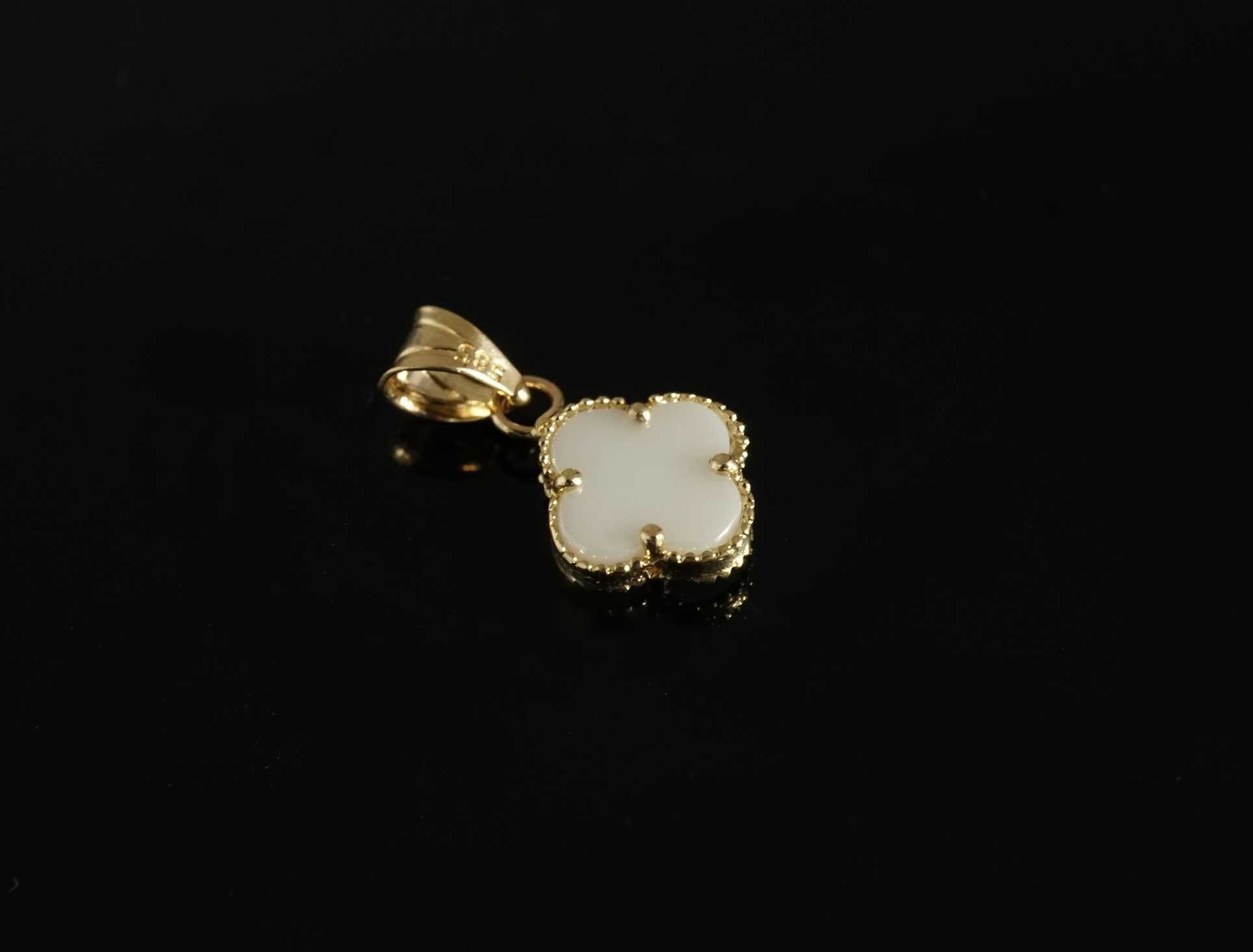 Złoto 585 - złota zawieszka koniczynka biała