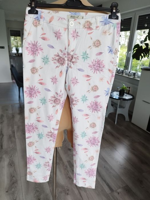 R.S Freesia białe spodnie w kolorowe kwiaty chinosy cygaretki