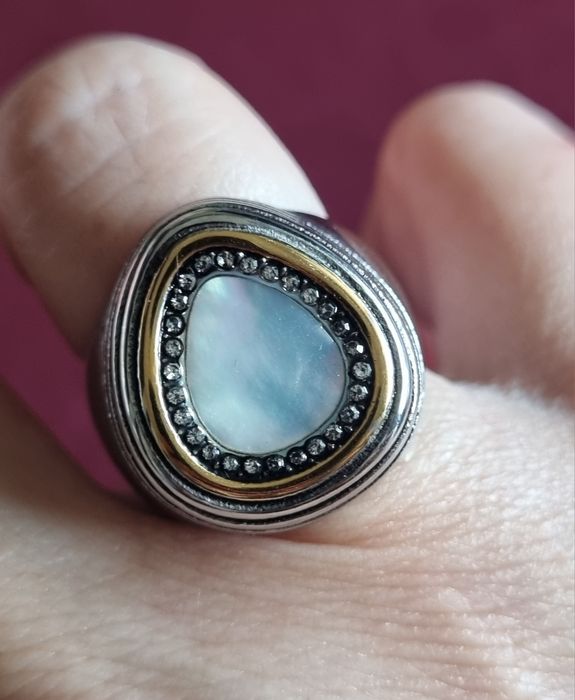 Anel bicolor, em aço, com gota em madrepérola e zirconias. T181