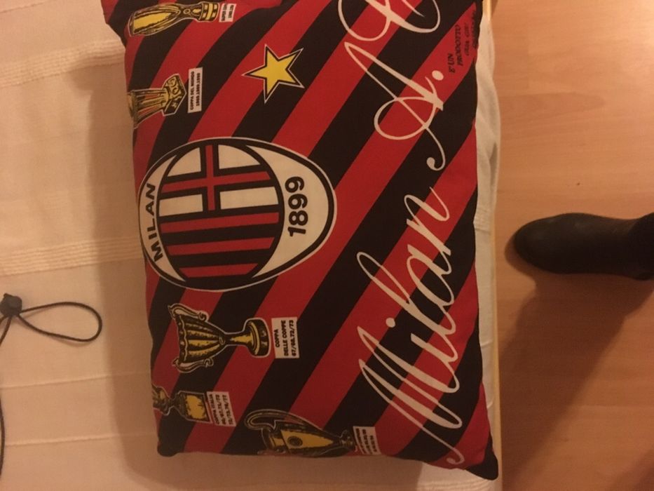 Almofada do Milan oficial