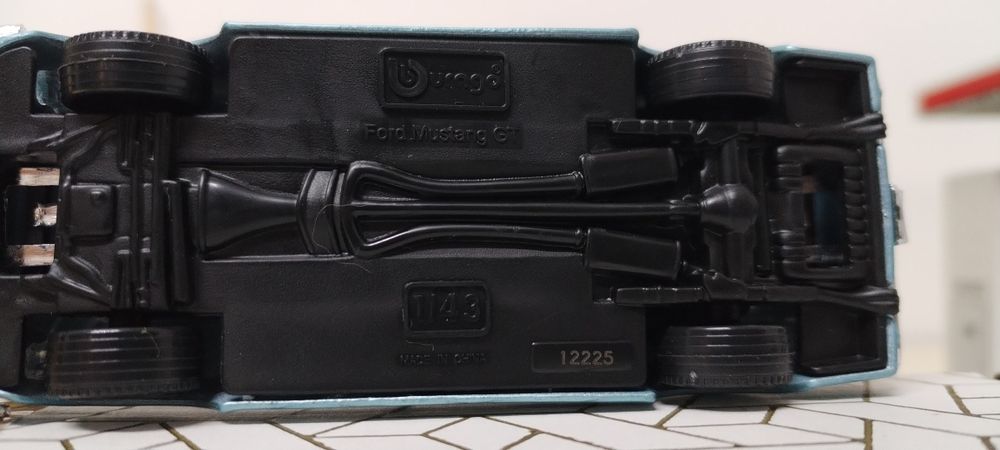 Miniaturas 1/43 Ford Mustang e Ferrari