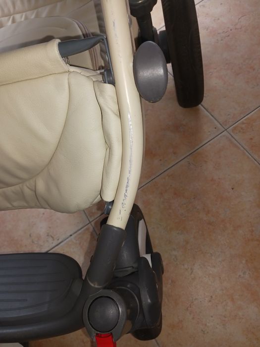 Продам срочно коляску состояние нормальное фирмы MAXONE