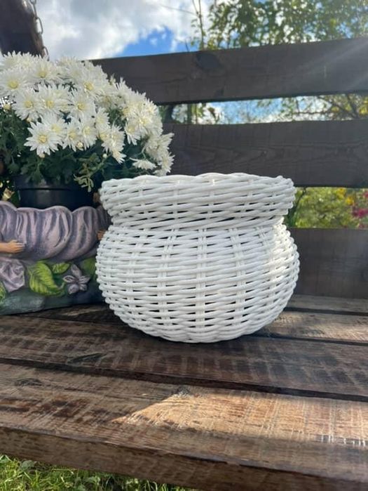 Продам кашпо, вироби з ротангу. Ціна залежить від розміру кашпо.