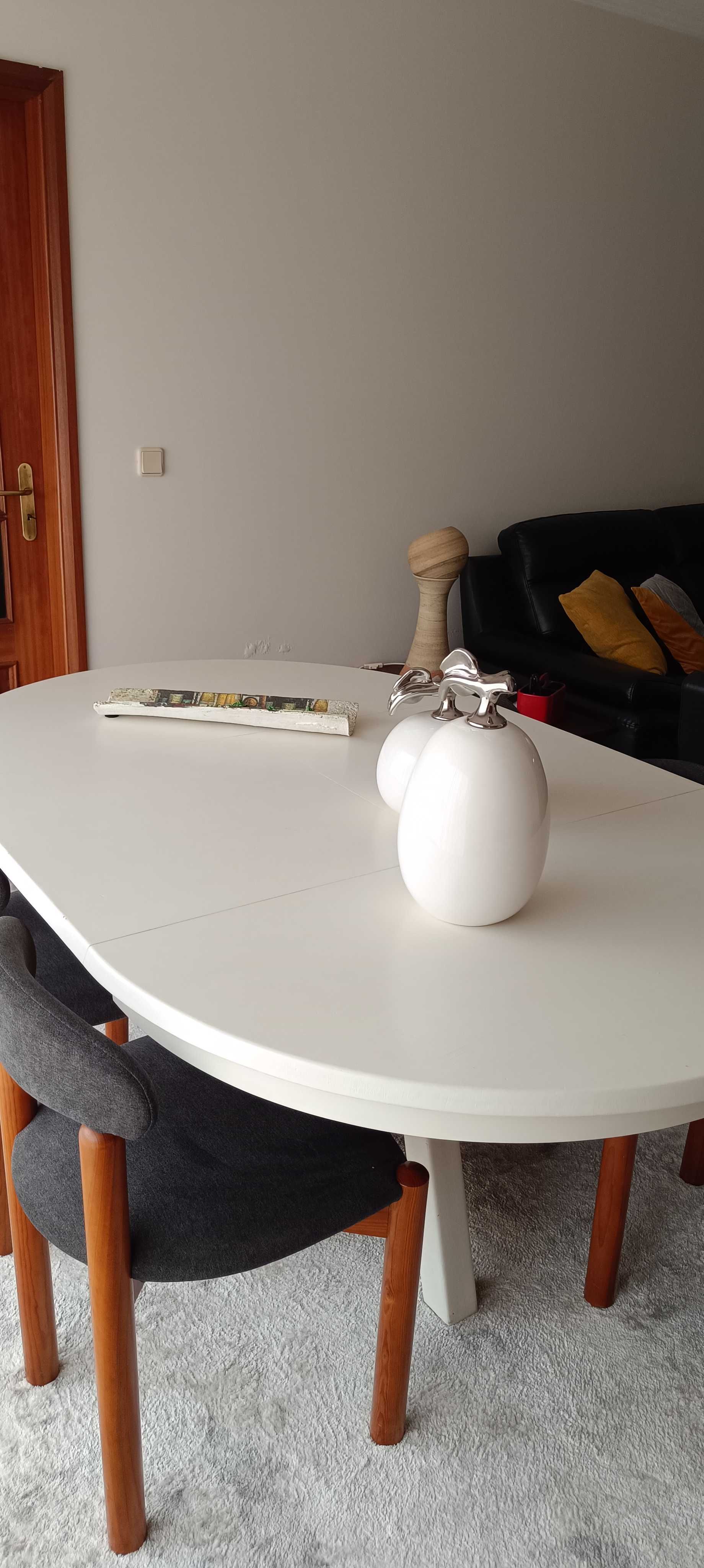 Mesa de jantar em Pinho, extensível, c/ 4 cadeiras