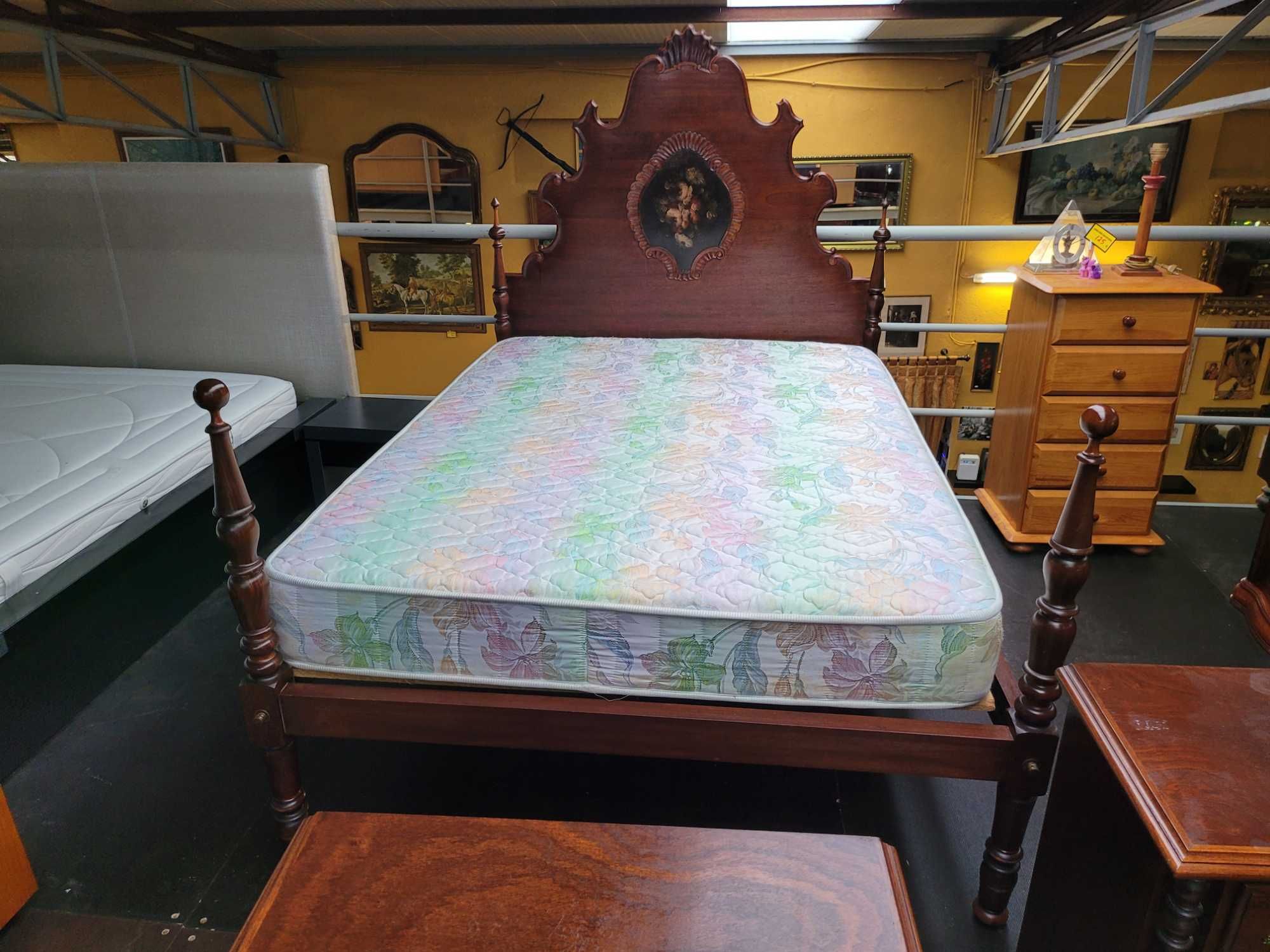 Lindíssima cama antiga com estrado e colchão - Muito bom estado geral