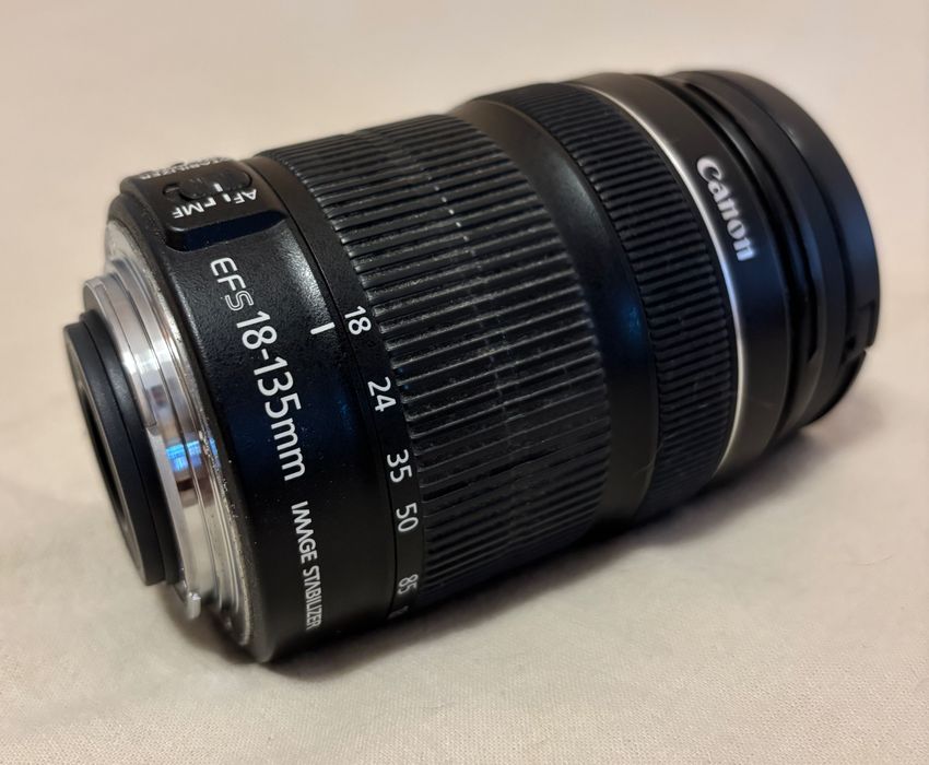 Máquina fotográfica Canon EOS 100D c/ objetiva 18-135mm e acessórios