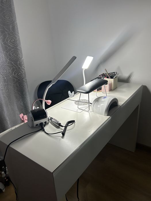 Sprzedam kompletne stanowisko do stylizacji paznokci