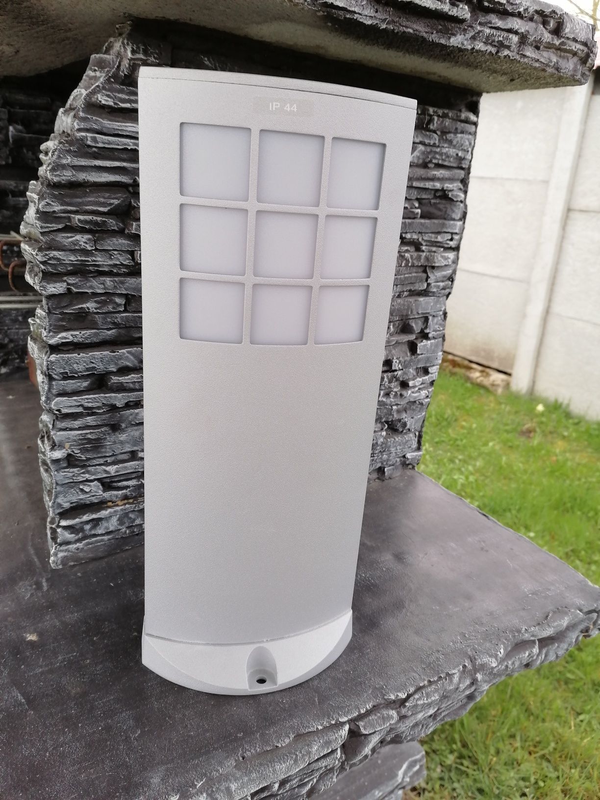 Lampa zewnętrzna srebro Ip44