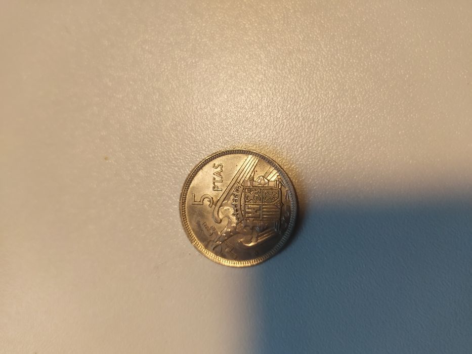 Stare srebrne monety plus jedna moneta 5ptas odwrotka