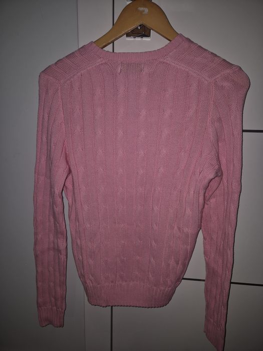 Różowy sweterek z warkoczykowym splotem