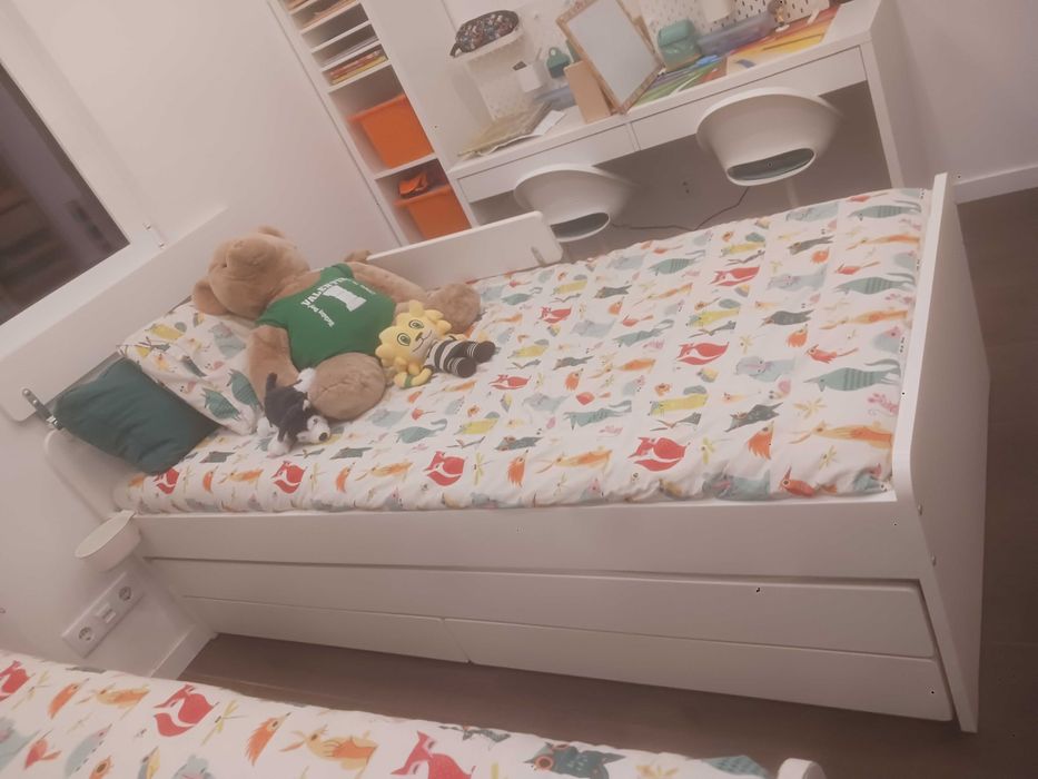 Cama solteiro ikea  com outra cama por baixo e arrumação