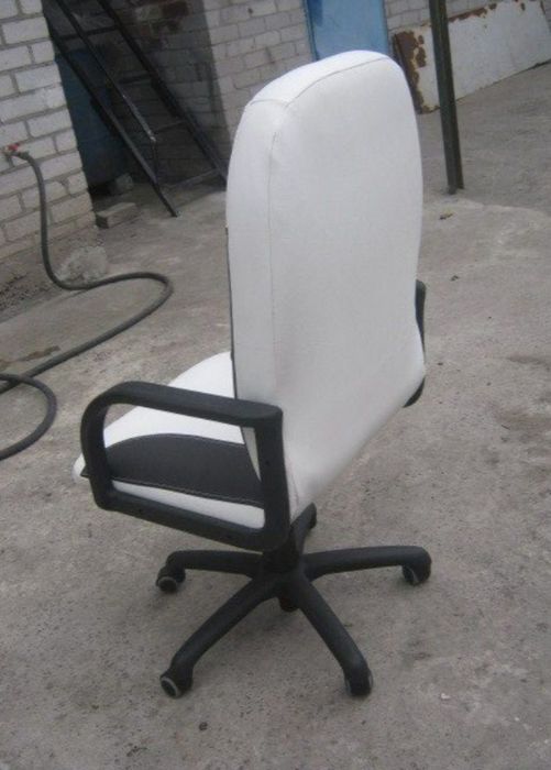 Стул компьютерный офисный в хорошем состоянии все механизмы работают