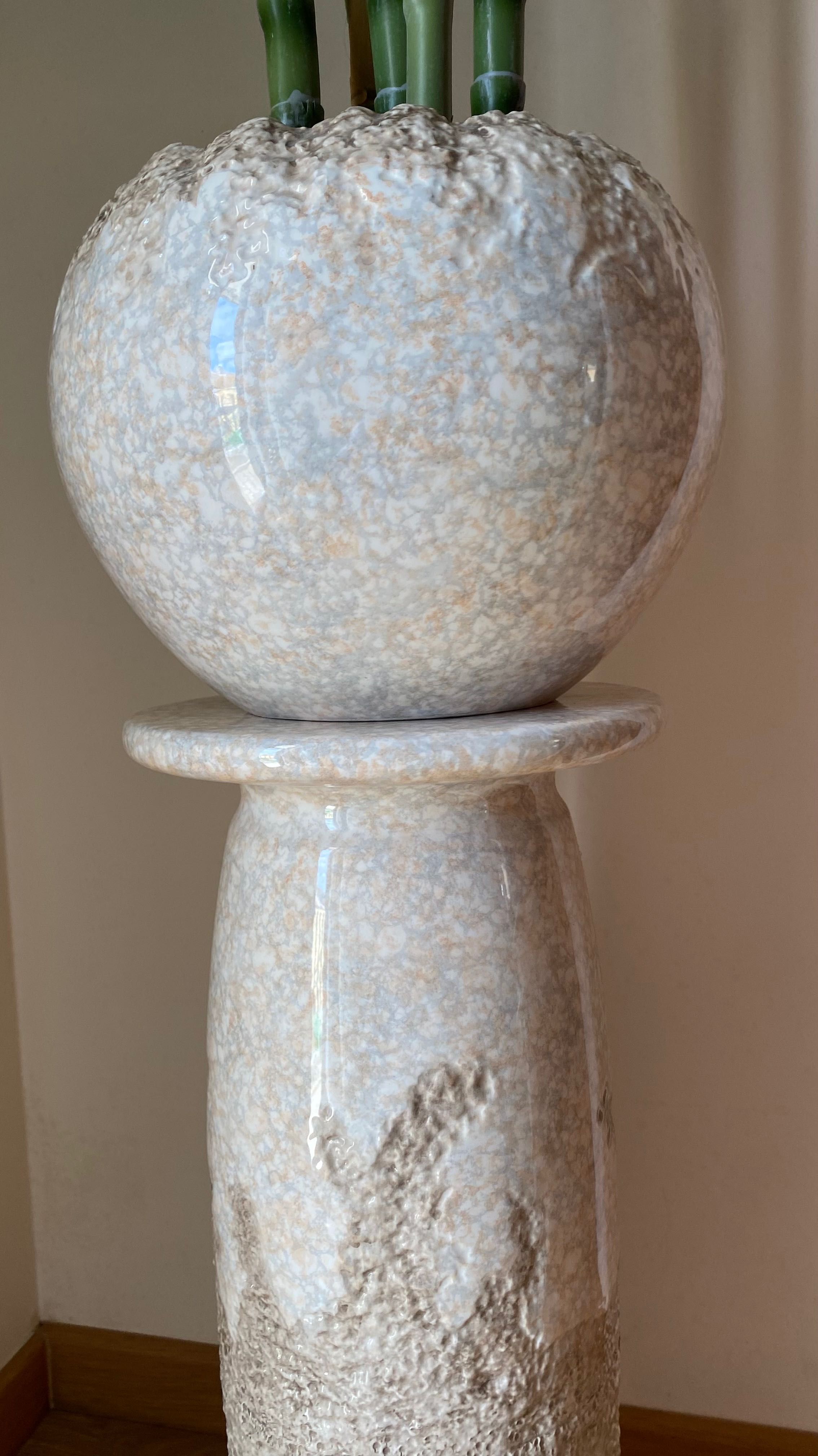 Coluna e vaso de porcelana
