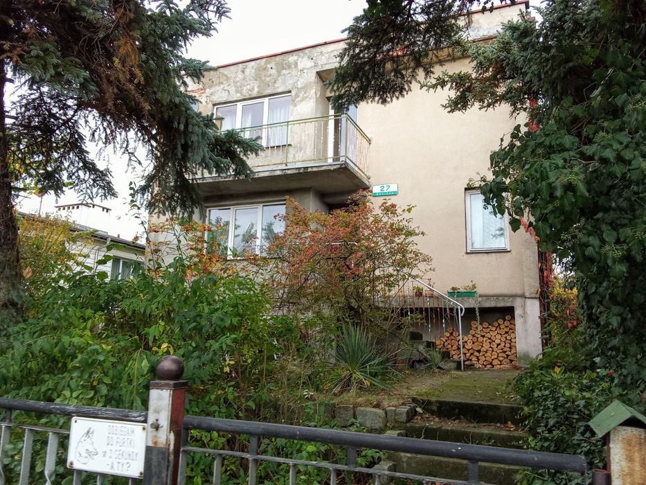 Sprzedam dom wolnostojący z garażem.