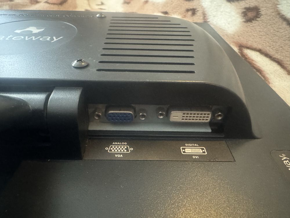 Monitor Gateway FPD 1775W 17” – VGA/DVI – Sprawny