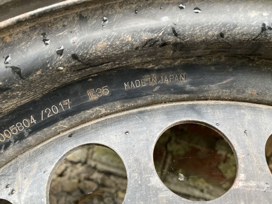 Продам диски з резиною у відмінному стані зима 215/55 R17