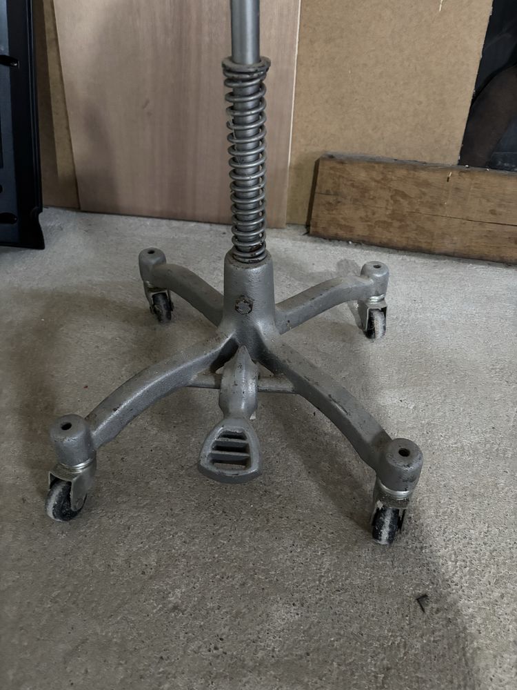 Busto masculino com pé em ferro fundido. Base com pedal e rodas