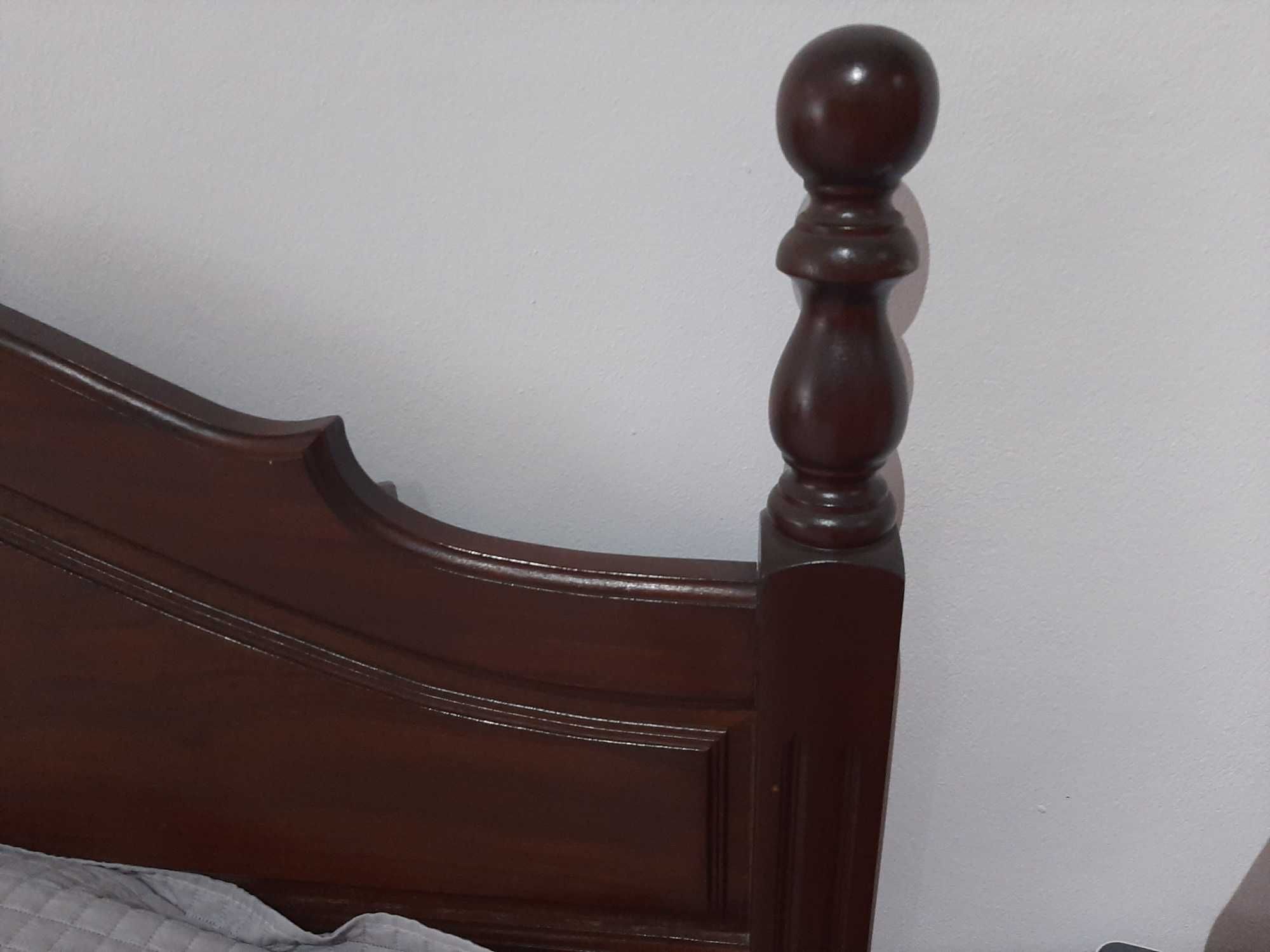 Cama de casal em madeira e  mesa de cabeceira
