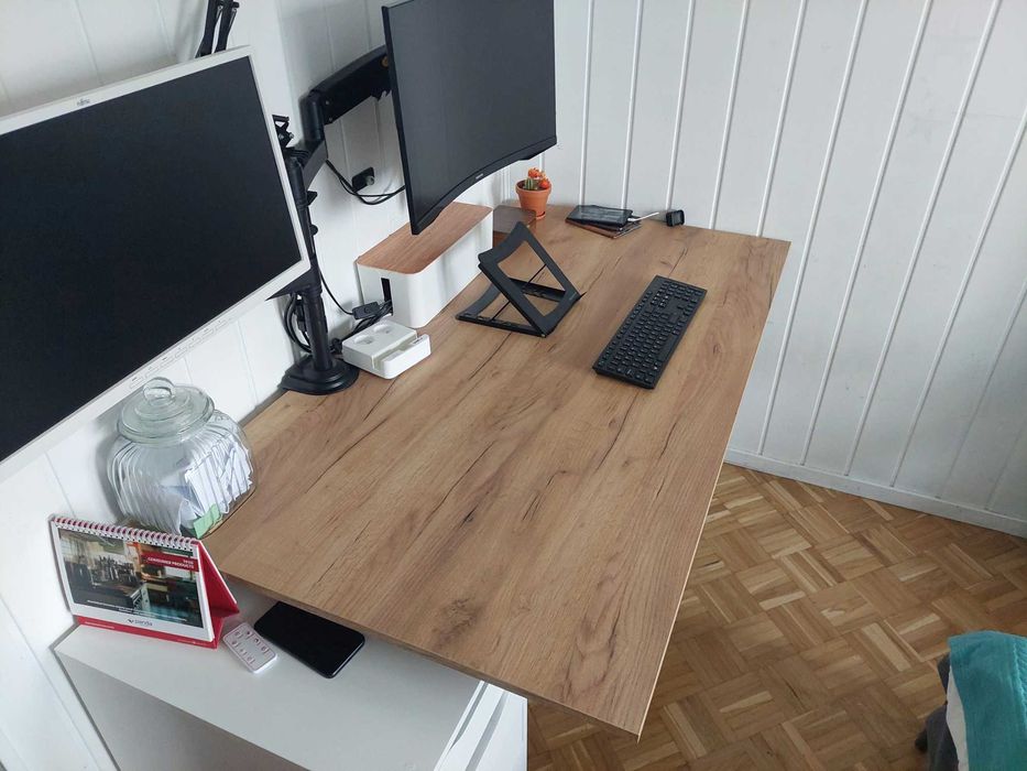 Biurko duże 150 cm x 80 cm. Nogi z regulacją wysokości.