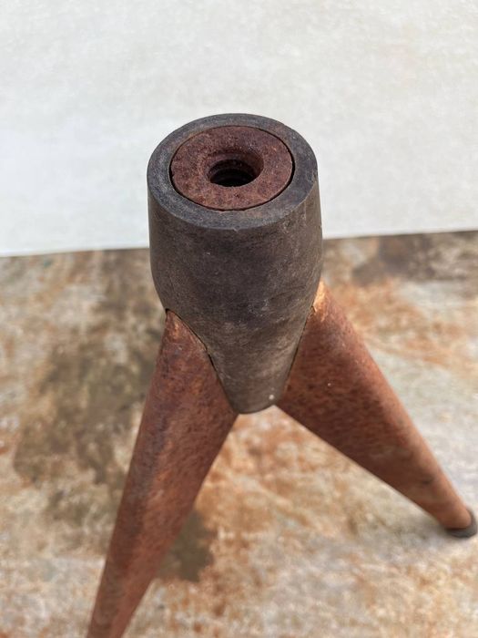 Тренога от стула винтового.