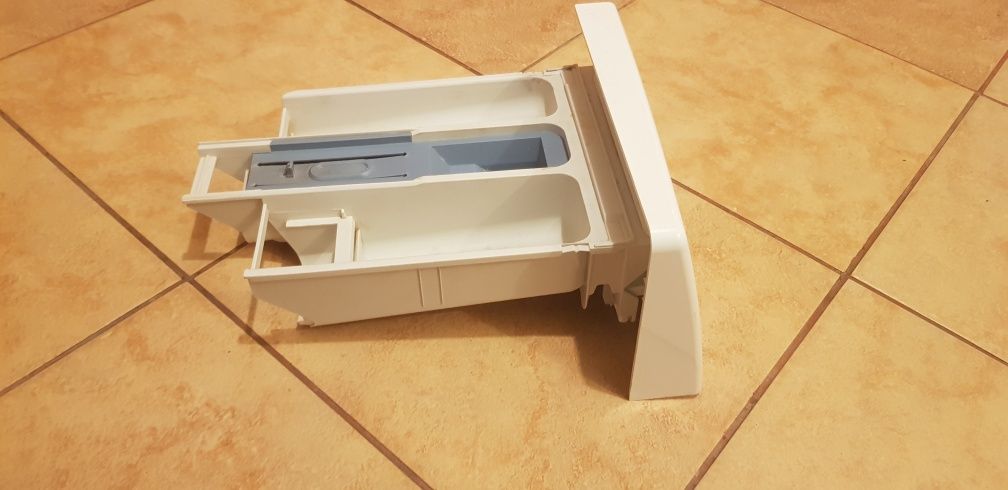 Pralka automatyczna Samsung WF80F5EOW2W  - wąż odpływowy i  szuflada