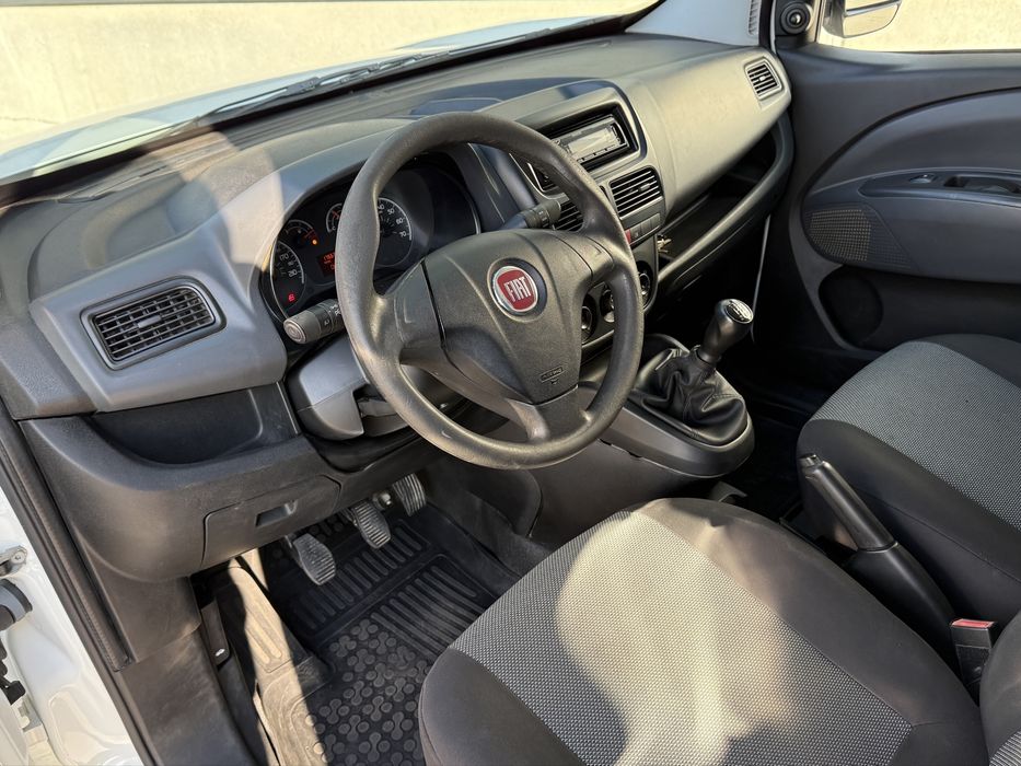 Wynajem samochodu Fiat Doblo Maxi furgon bus