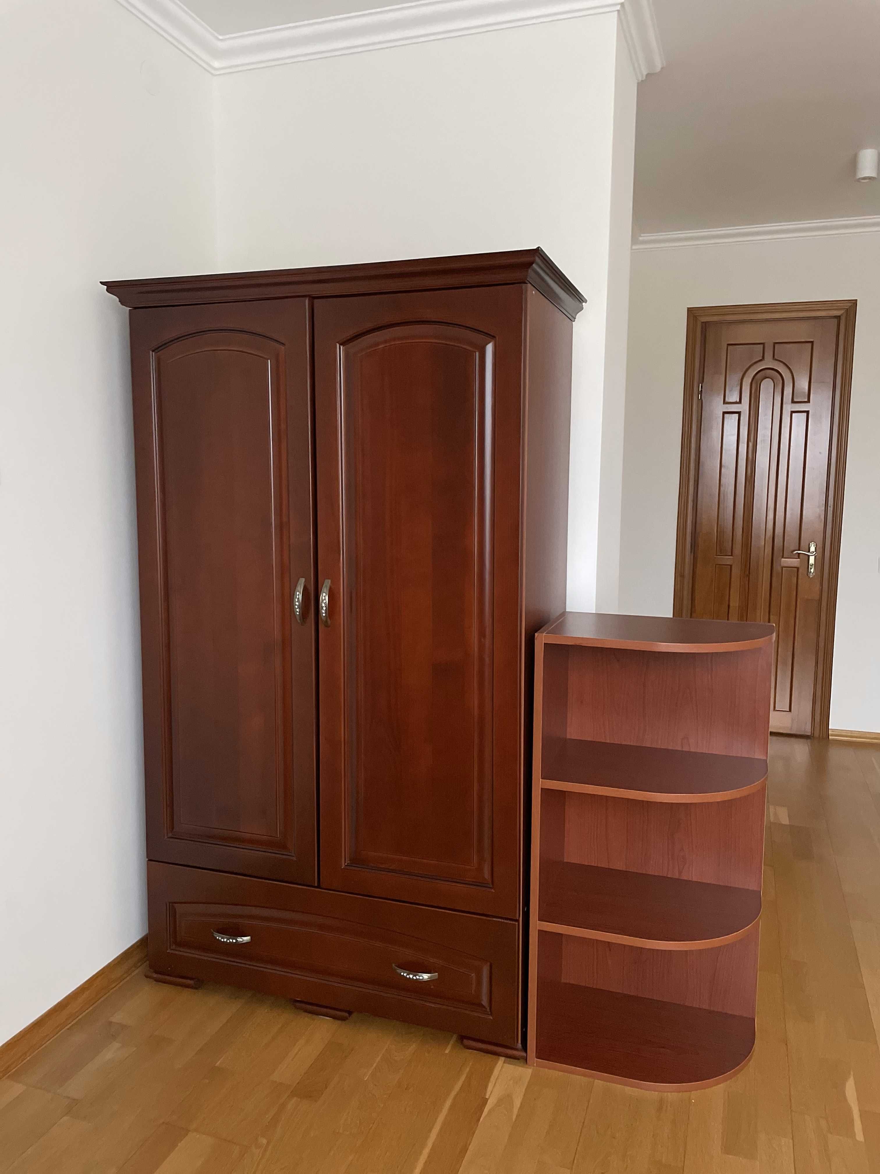 Дерев`яні ліжко, шафа і полиці в