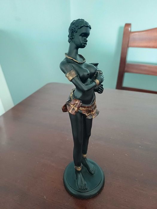 Pequena Estátua Africana em Madeira