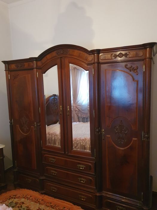 Roupeiro antigo com espelho