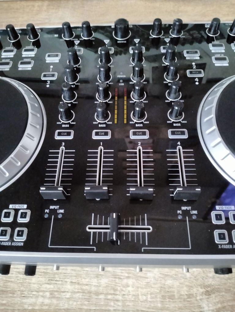 Numark N4 DJ kontroler