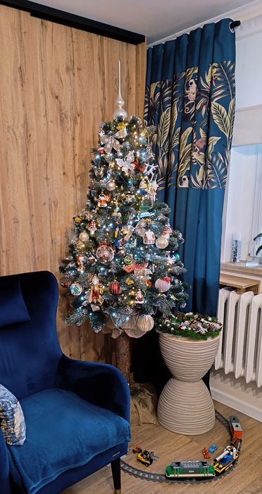 Choinka na pniu,  bardzo gęsta