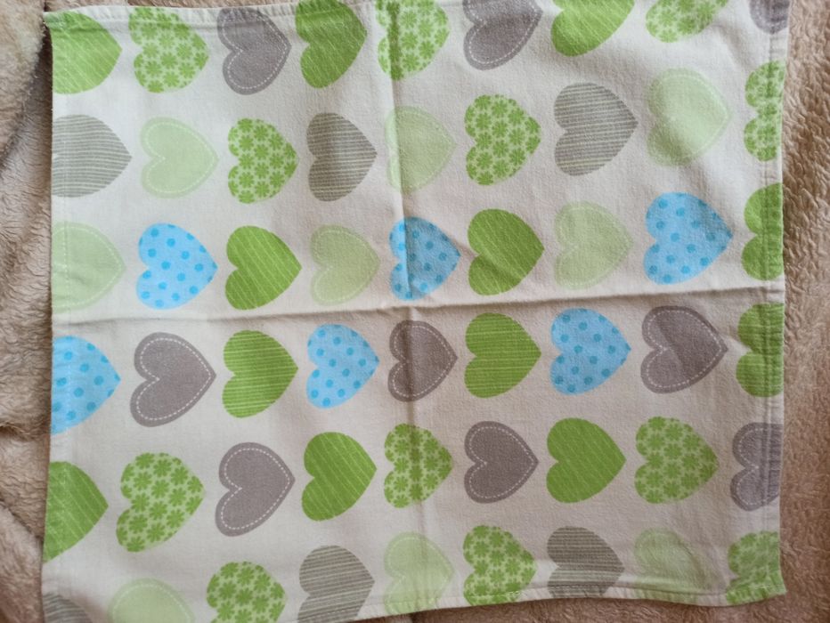 Pielucha flanelowa ecru w szare i zielone serca, stan idealny, milutka