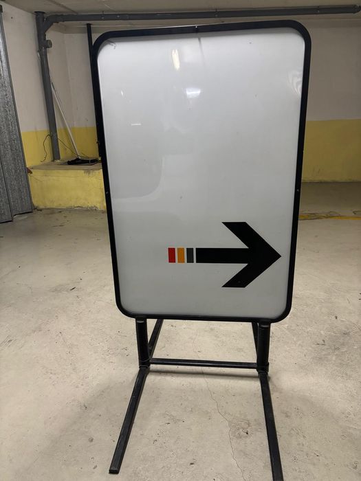 Placa indicadora/sinalética em PVC e alumínio com molas