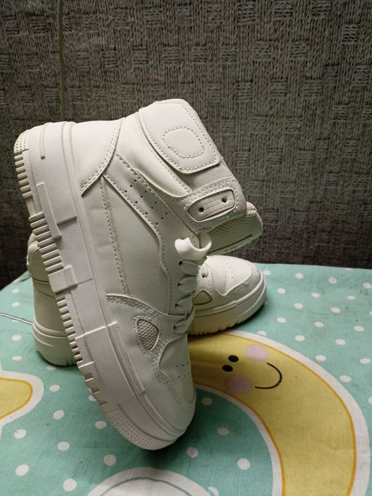 Продам Кросівки жіночі білі. 37 розмір