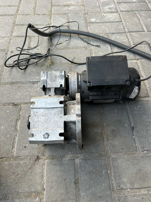 motoreduktor ślimakowy z napędem do pieca na ekogroszek