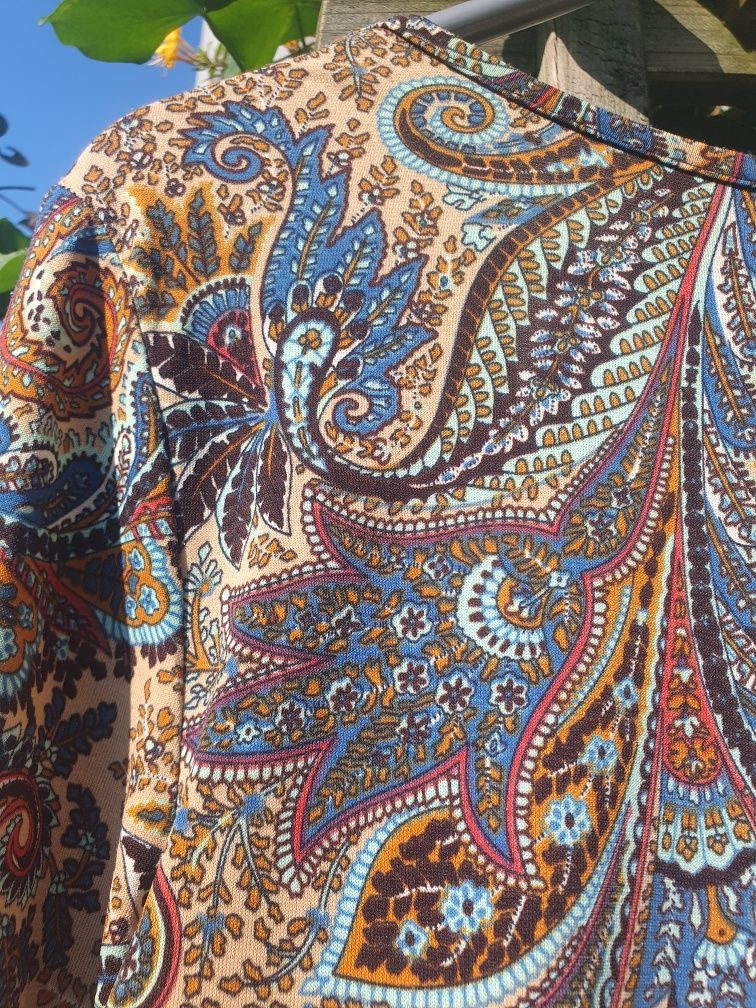 Sukienka we wzory paisley
