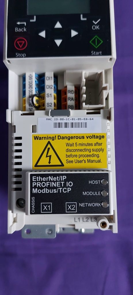 Falownik ABB ACS380-040C-05A6-4-K475 2.2kW z modułem Profinet.