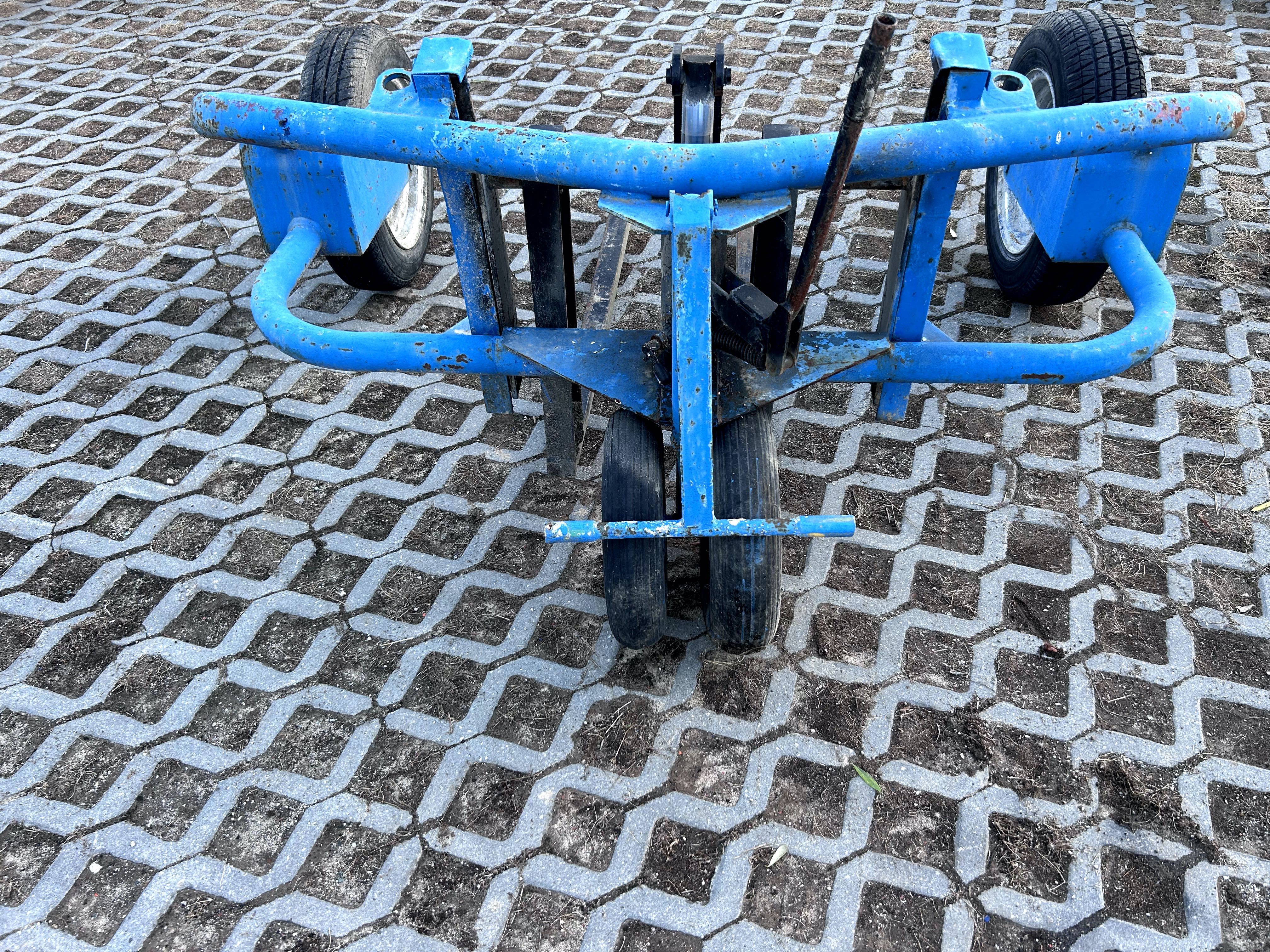 Porta paletes todo terreno , com rodas de pneus, em bom estado.